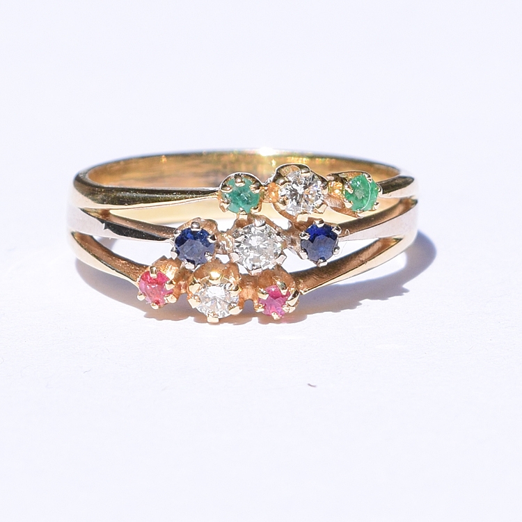 טבעת עתיקה מרשימה, זהב 18k, עם ספיר, אמרלד רובי ויהלומים.