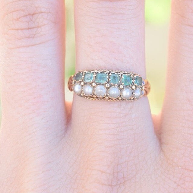 טבעת ויקטוריאנית ,זהב 15K עם 2 שורות של אמרלד ופנינים.