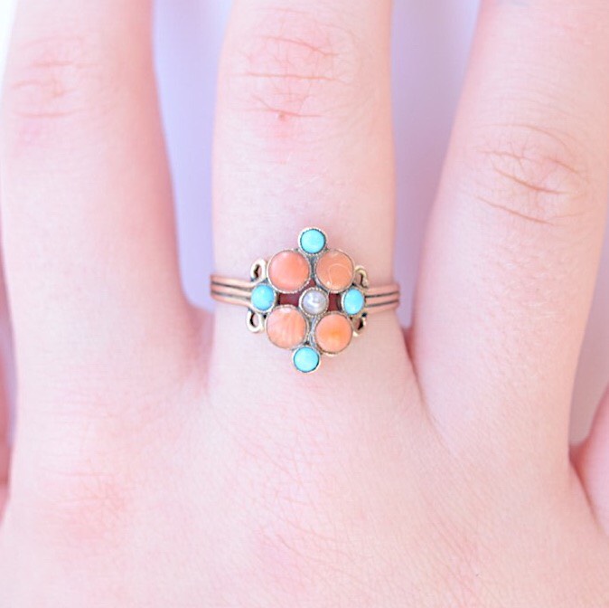 טבעת ויקטוריאנית עם טורקיזים קורלים ופנינה.