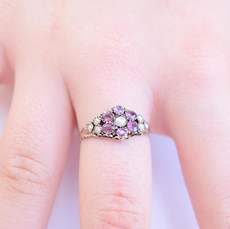 טבעת ויקטוריאנית עם אבני גרנט אגוזי ופניני ים.