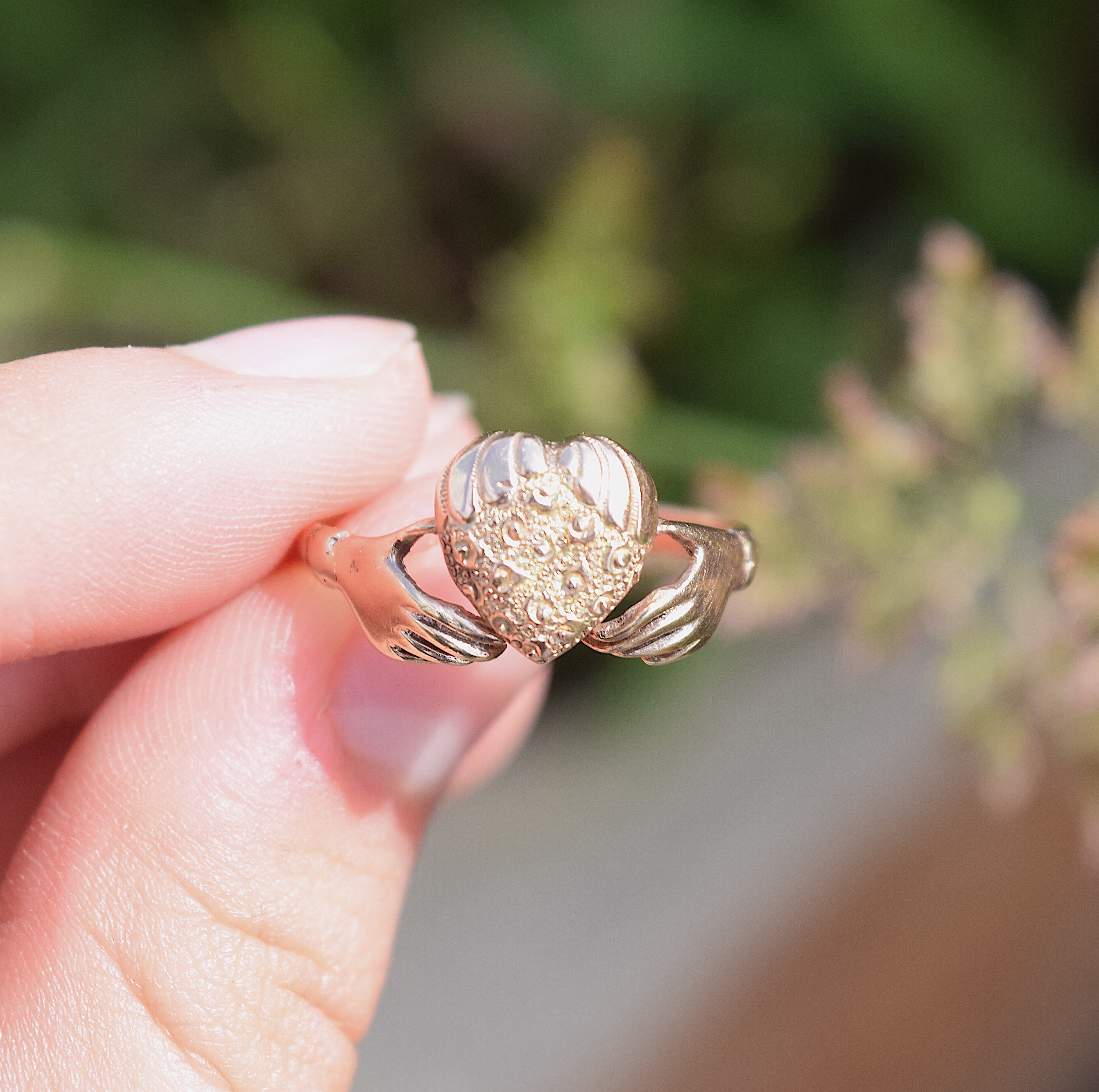 טבעת ידיים אוחזות לב. מבצע: 1600 ש"ח במקום 2200 ש"ח.