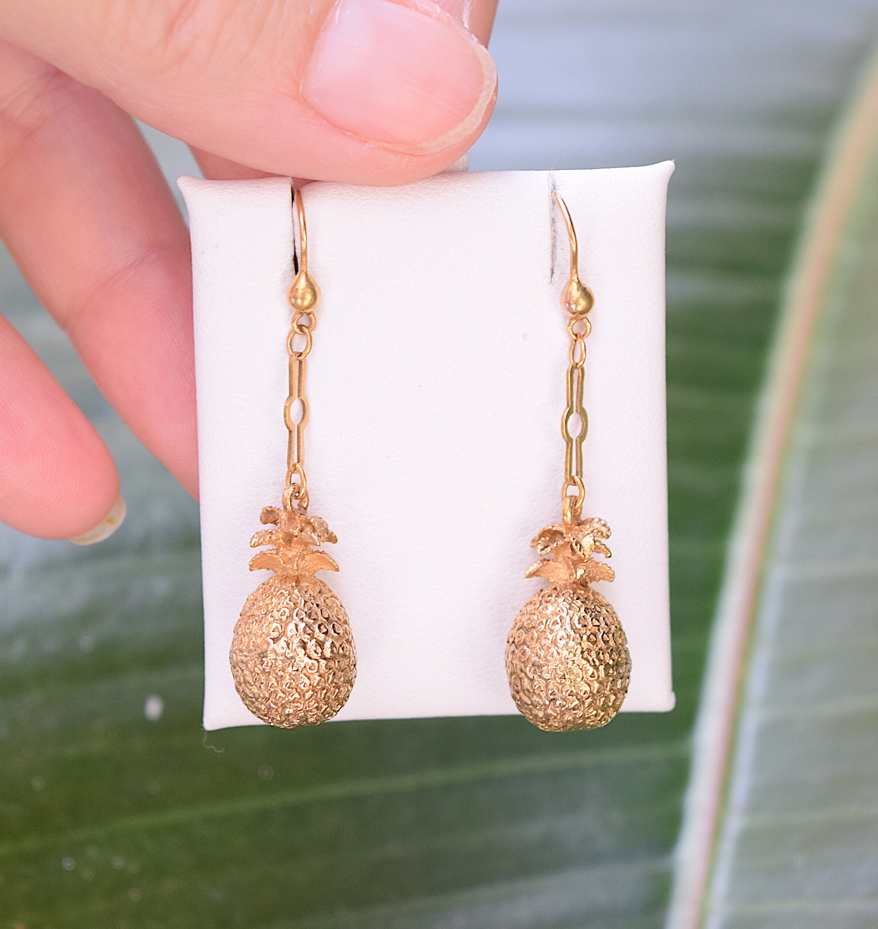 עגילים עתיקים אנגליים בצורת אננס מעוטר.