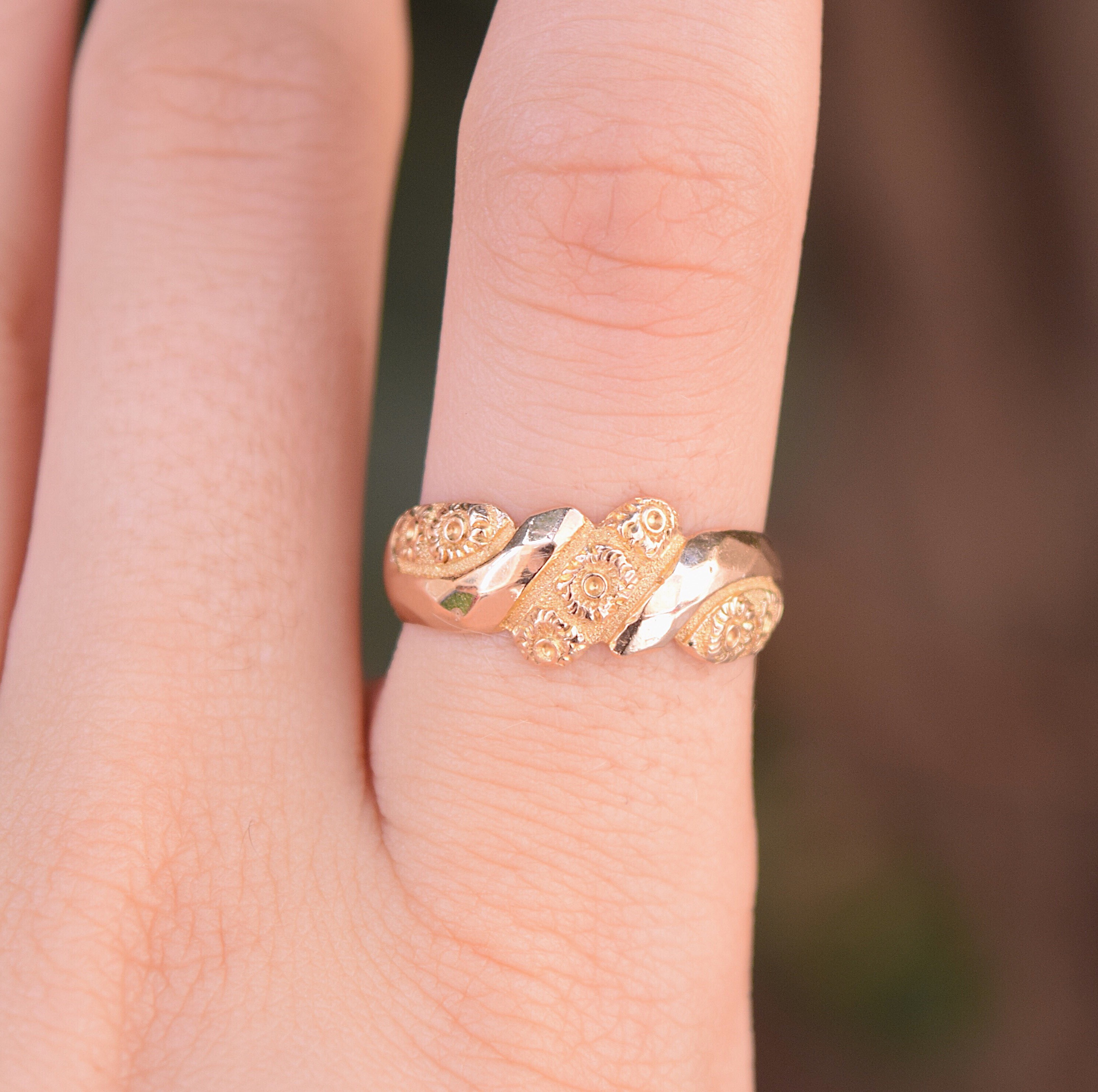 טבעת קיפר עתיקה עם פרחי זכריני.