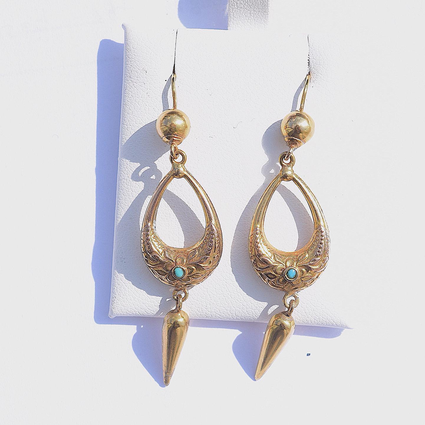 עגילים ויקטוריאנים, עם חישוק חוד עיטורים וטורקיז.