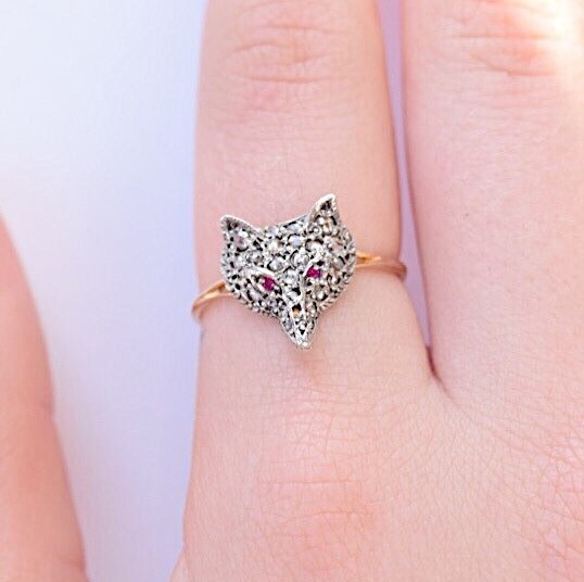 שועל ויקטוריאני עם רובינים ויהלומים.