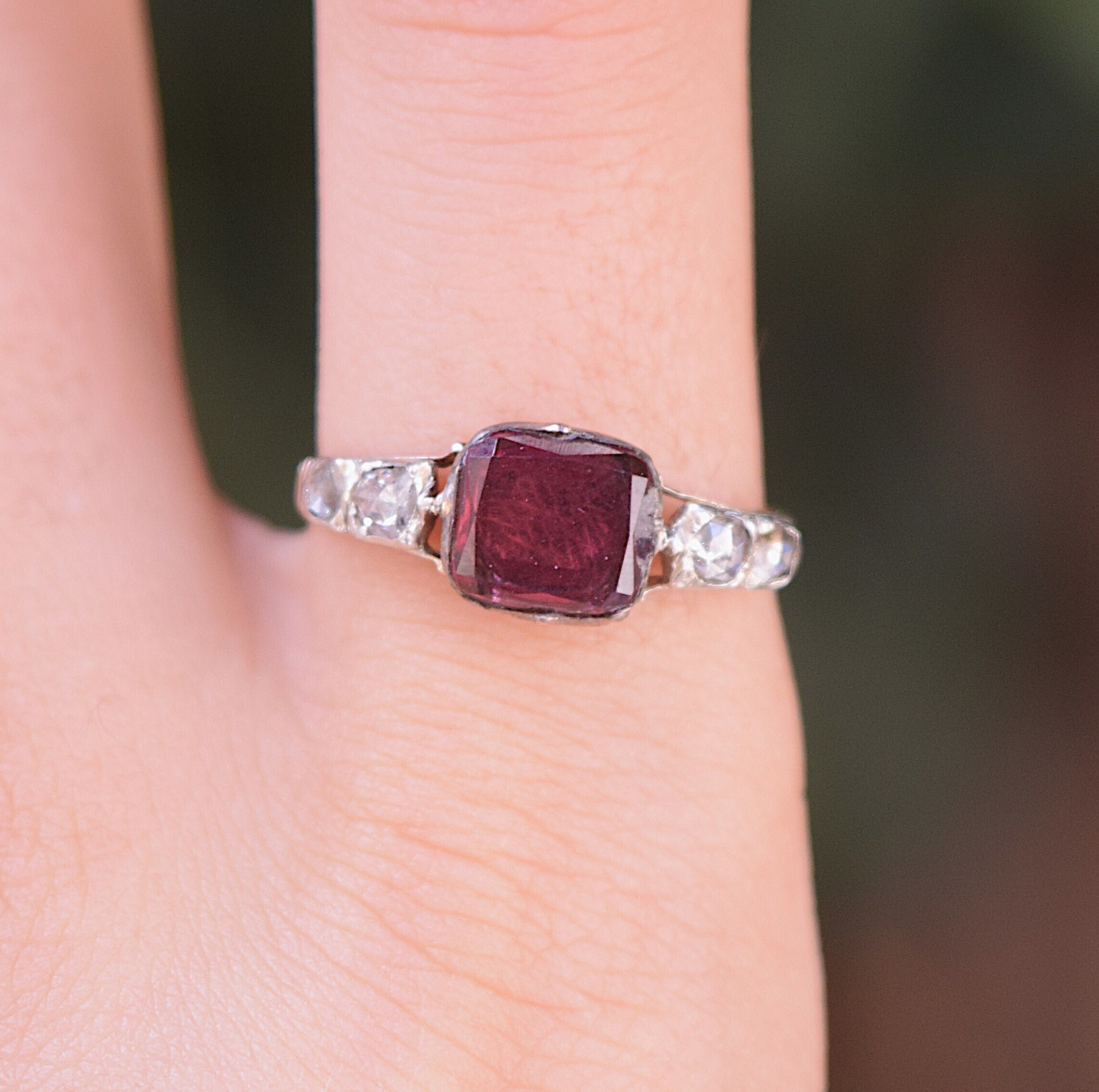 טבעת ג'ורג'יאנית עם גרנט ויהלומים בליטוש עתיק. גב סגור.