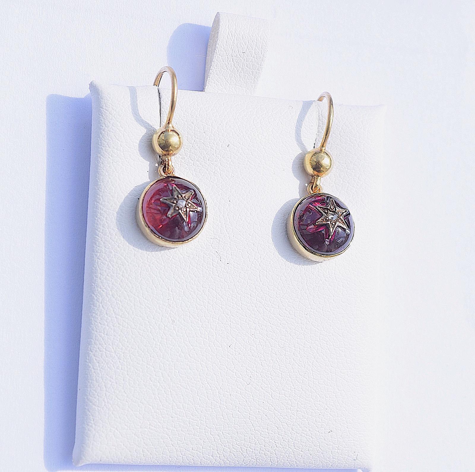 עגילי זהב עם גרנט קבושון ויהלומים קטנים.