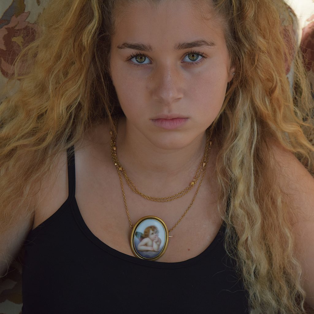 סיכה עתיקה עם ציור יד על גבי פורצלן ומסגרת אנגלית זהב 15 קאראט. 3100 ש"ח.