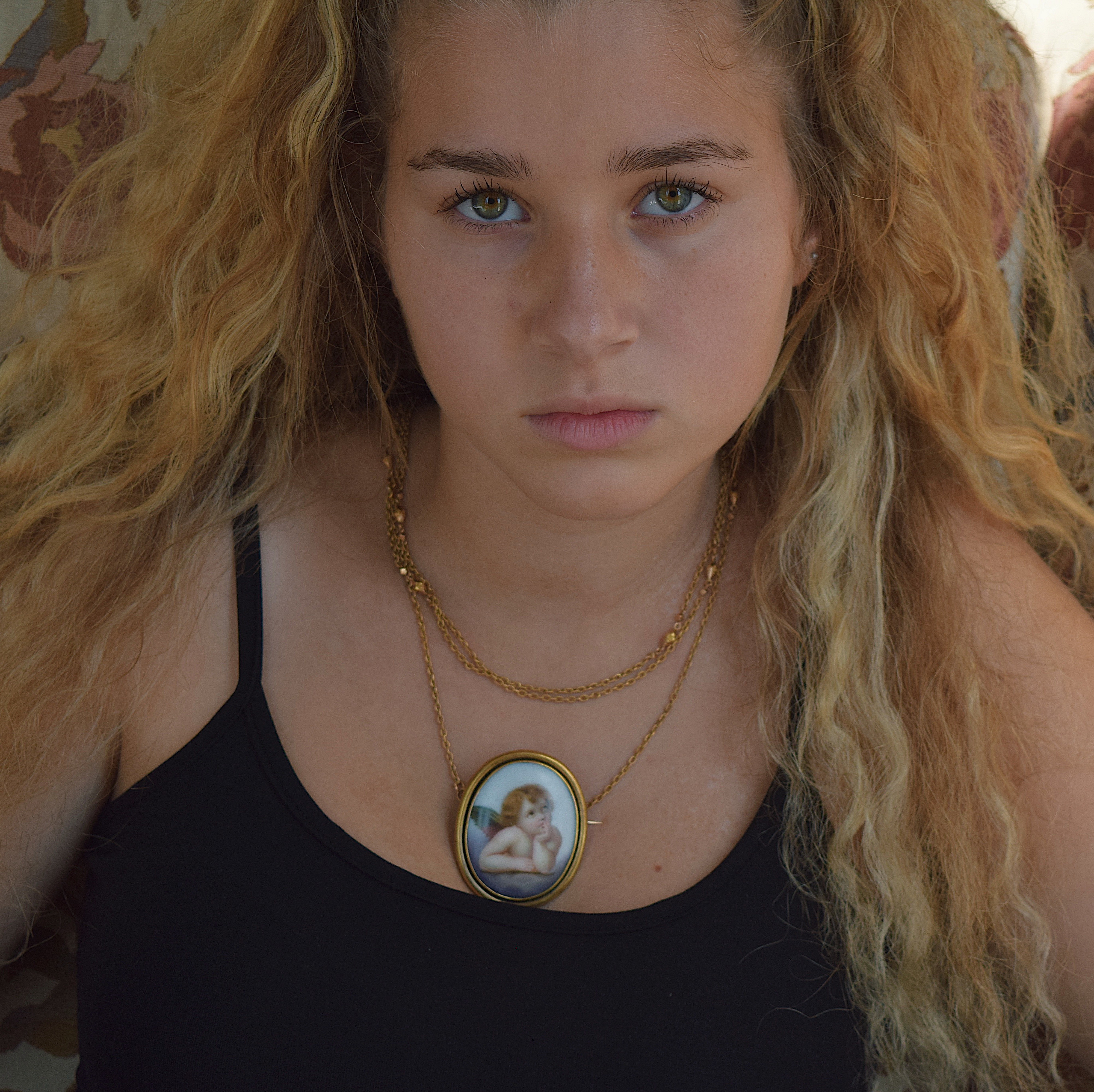 סיכה עתיקה עם ציור יד ומסגרת אנגלית מזהב.