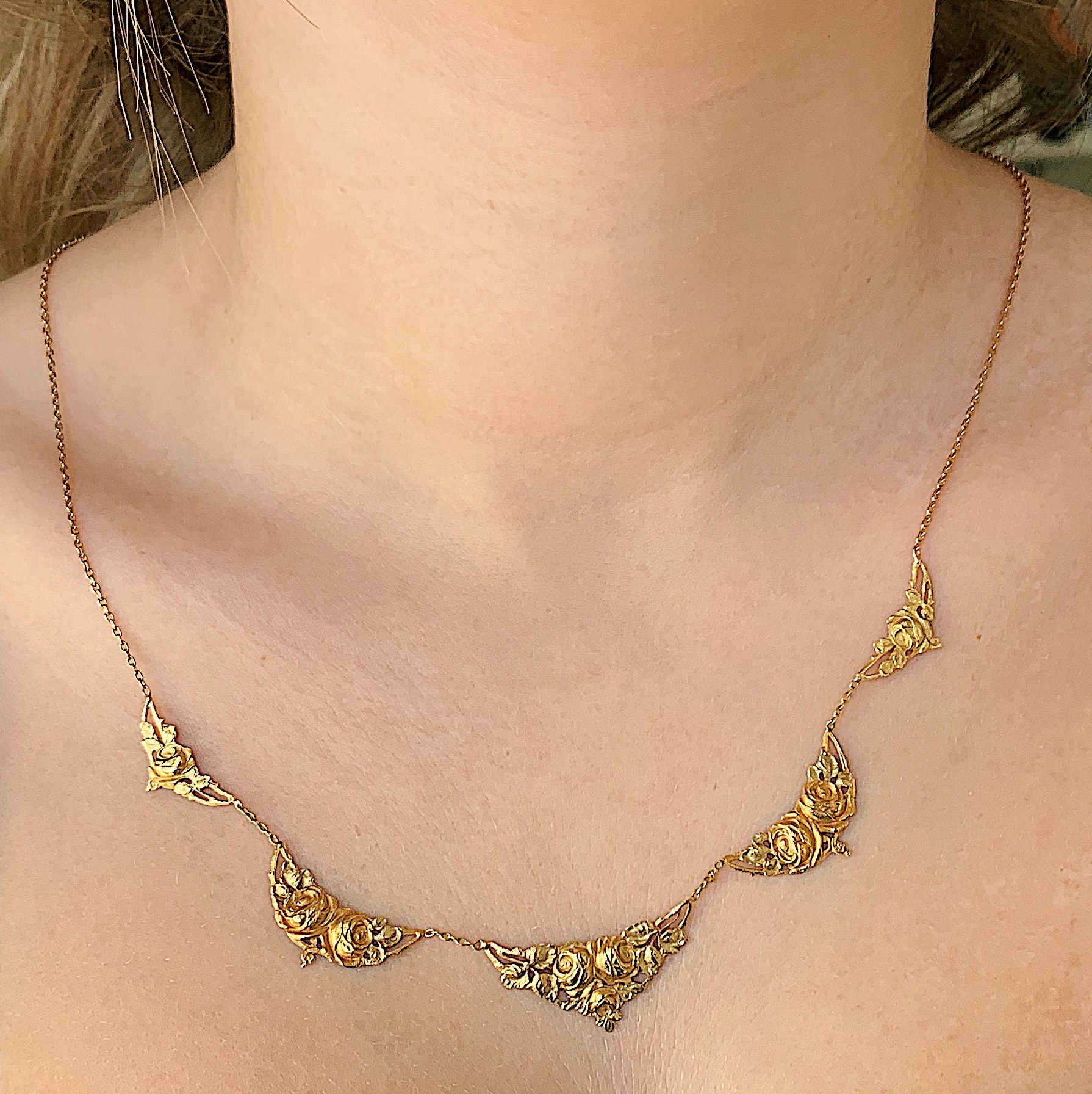 שרשרת עתיקה, זהב עם עיטורי ורדים.