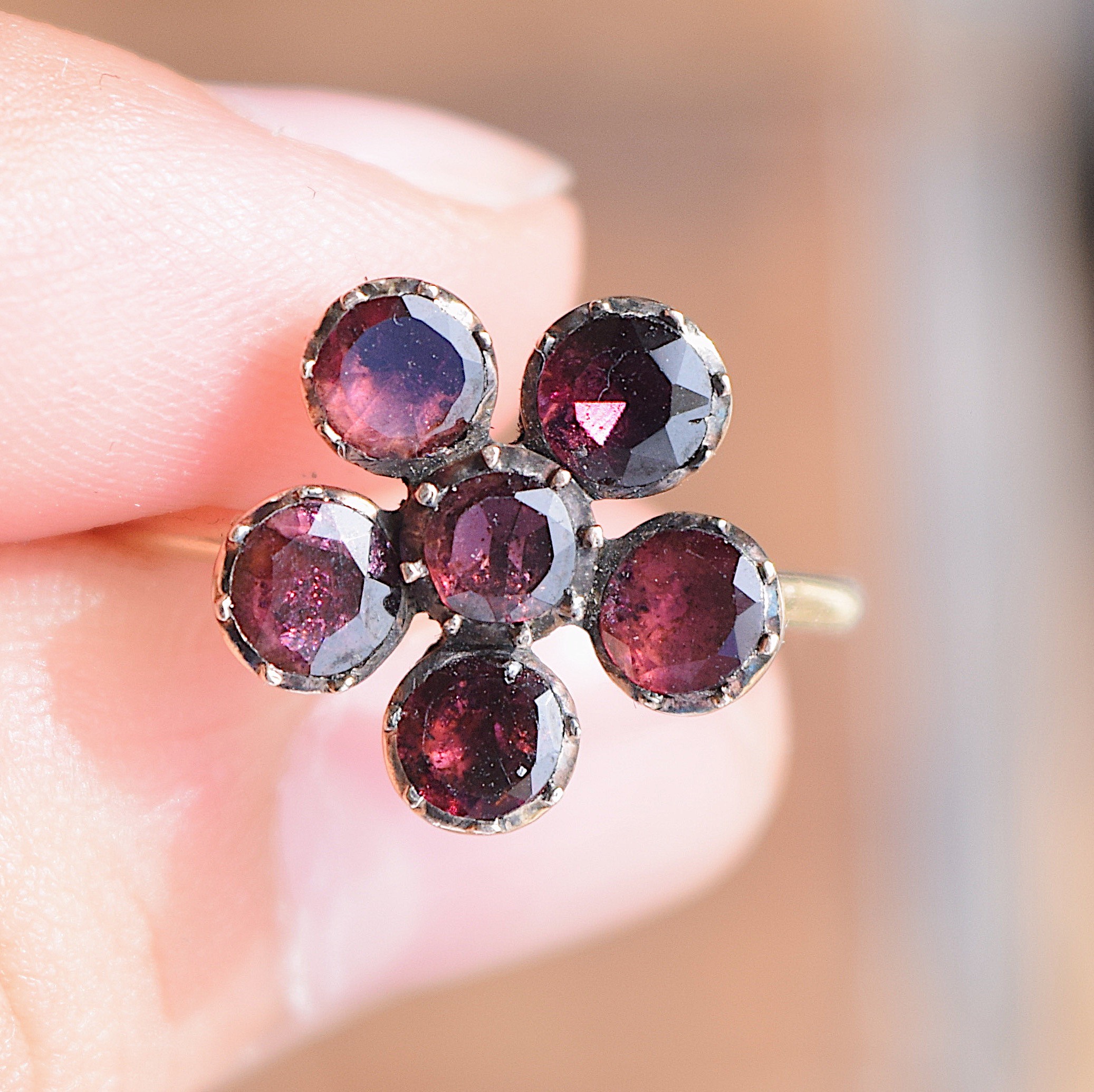 טבעת ג'ורג'יאנית מזהב עם פרח pansy מגרנטים.