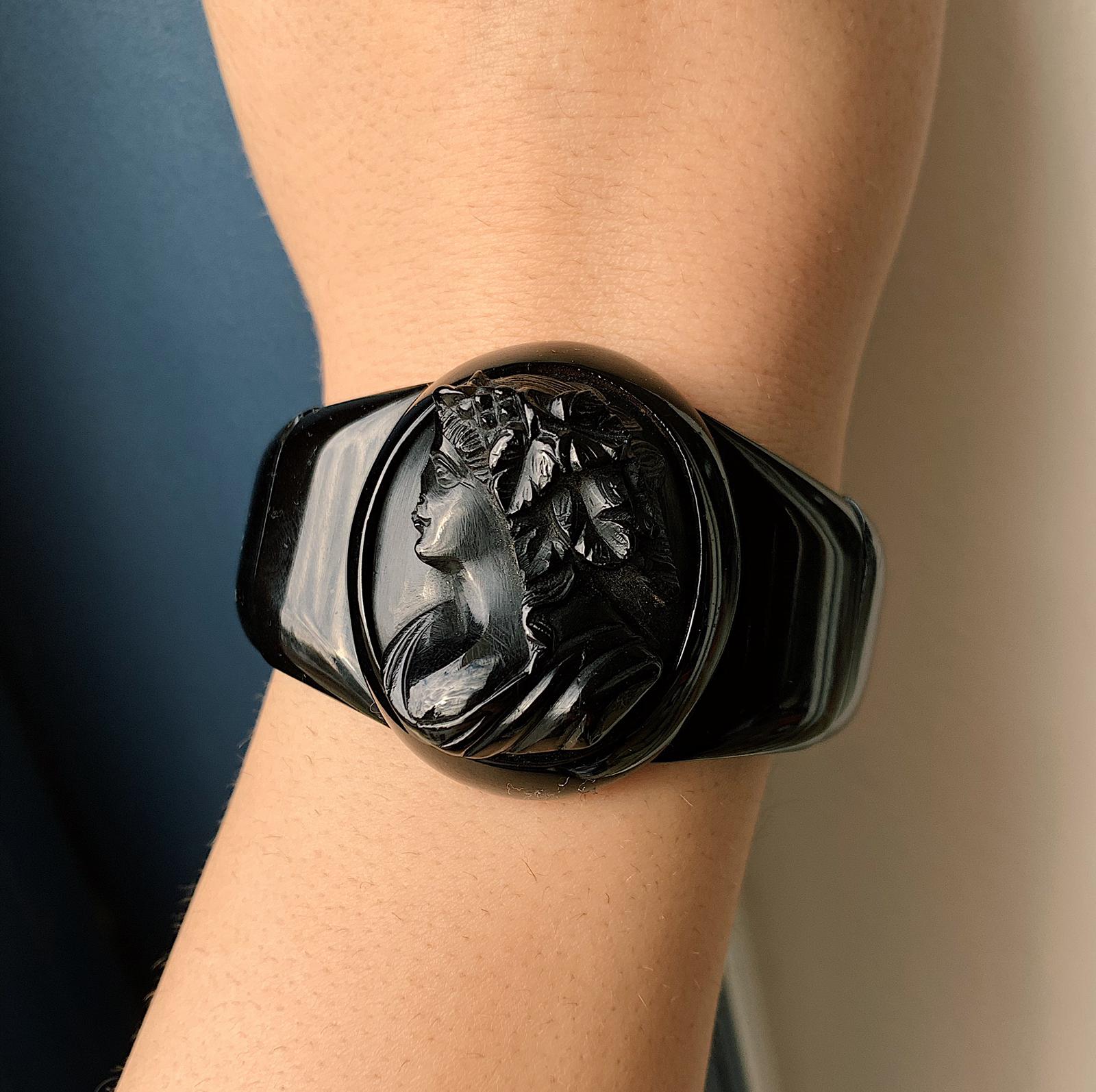 צמיד וית'בי ג'ט ויקטוריאני.