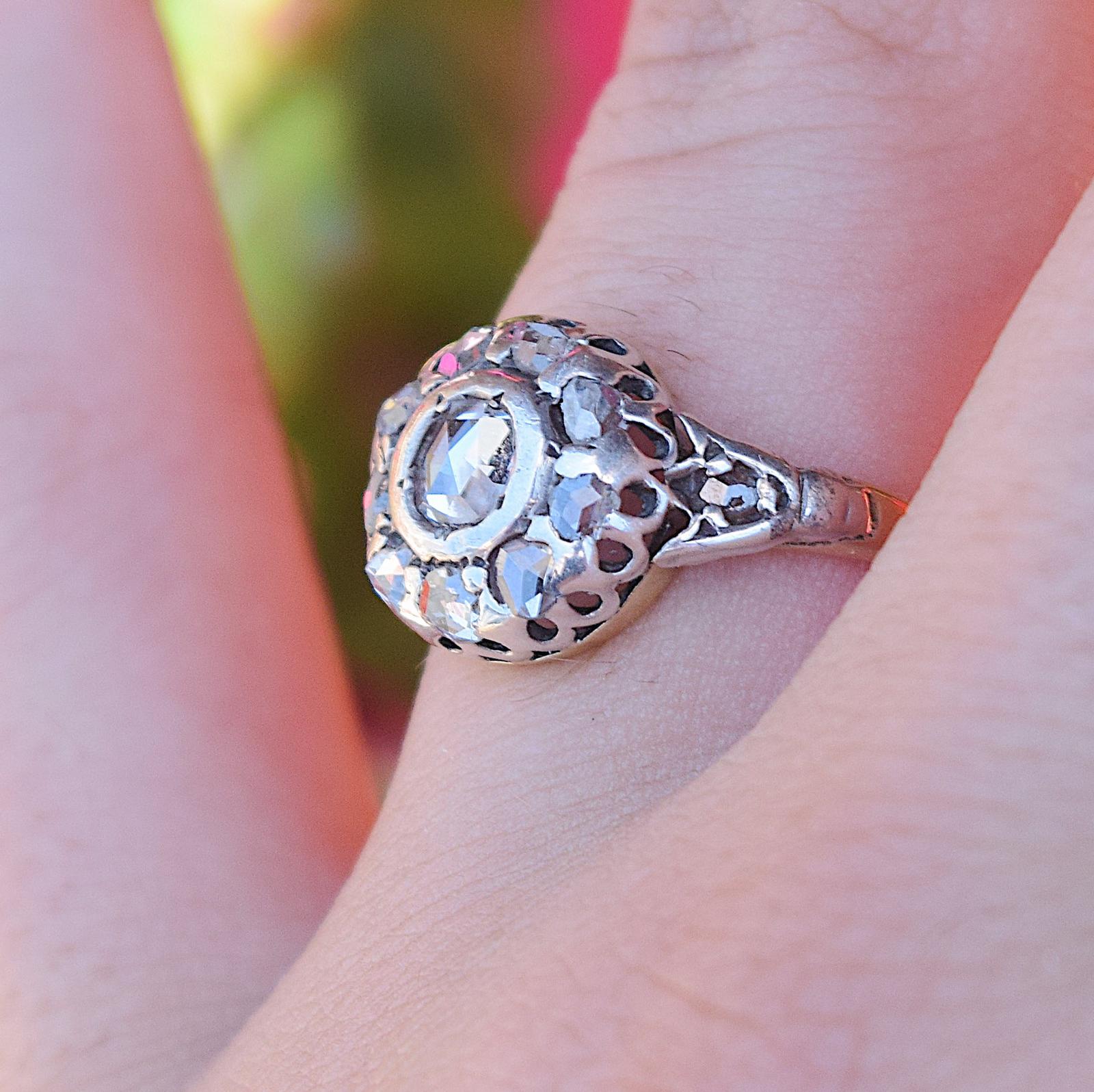 טבעת קלסטר עתיקה עם יהלומים בליטוש עתיק.