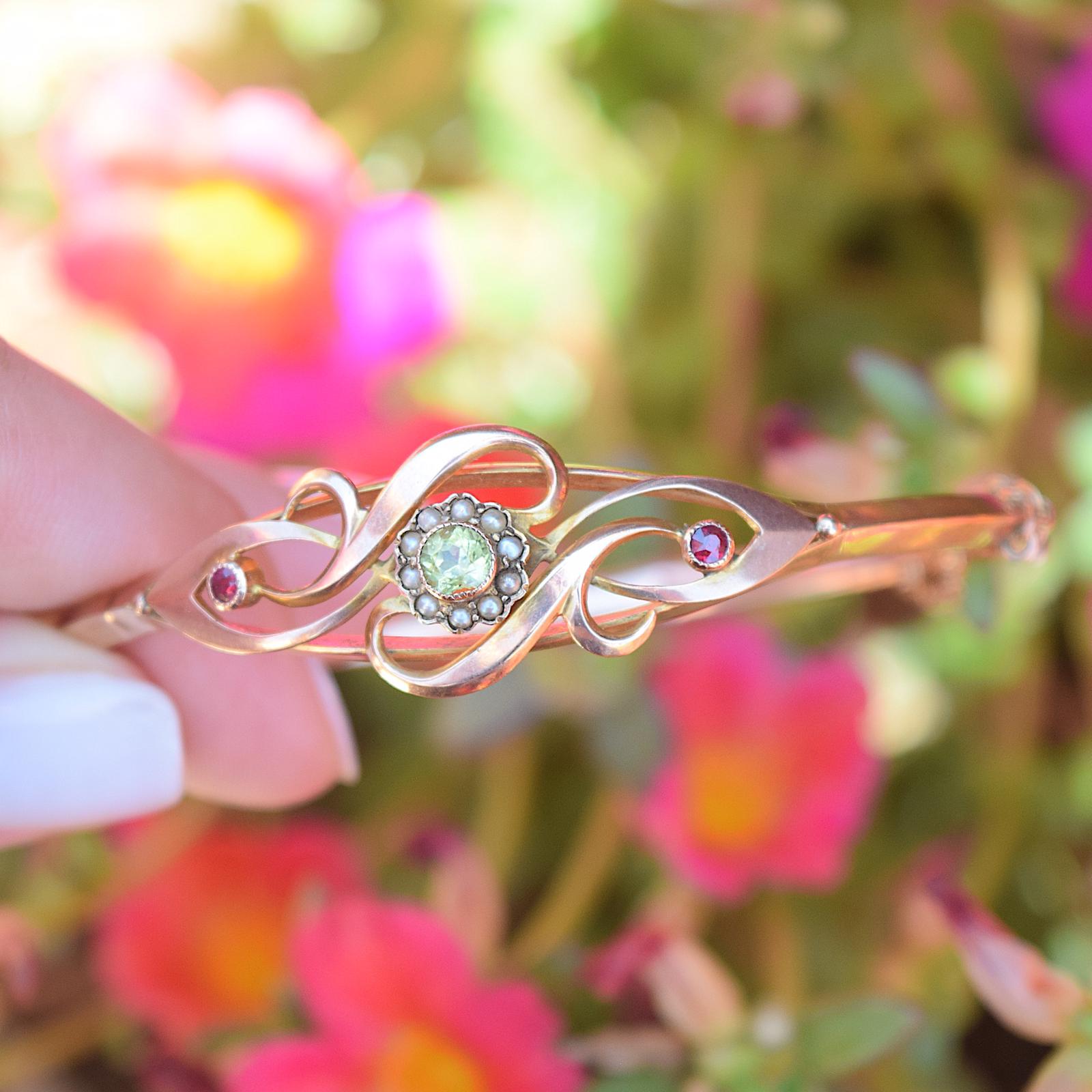 צמיד קשיח עתיק זהב עם פרידוט רובי ופניני ים.