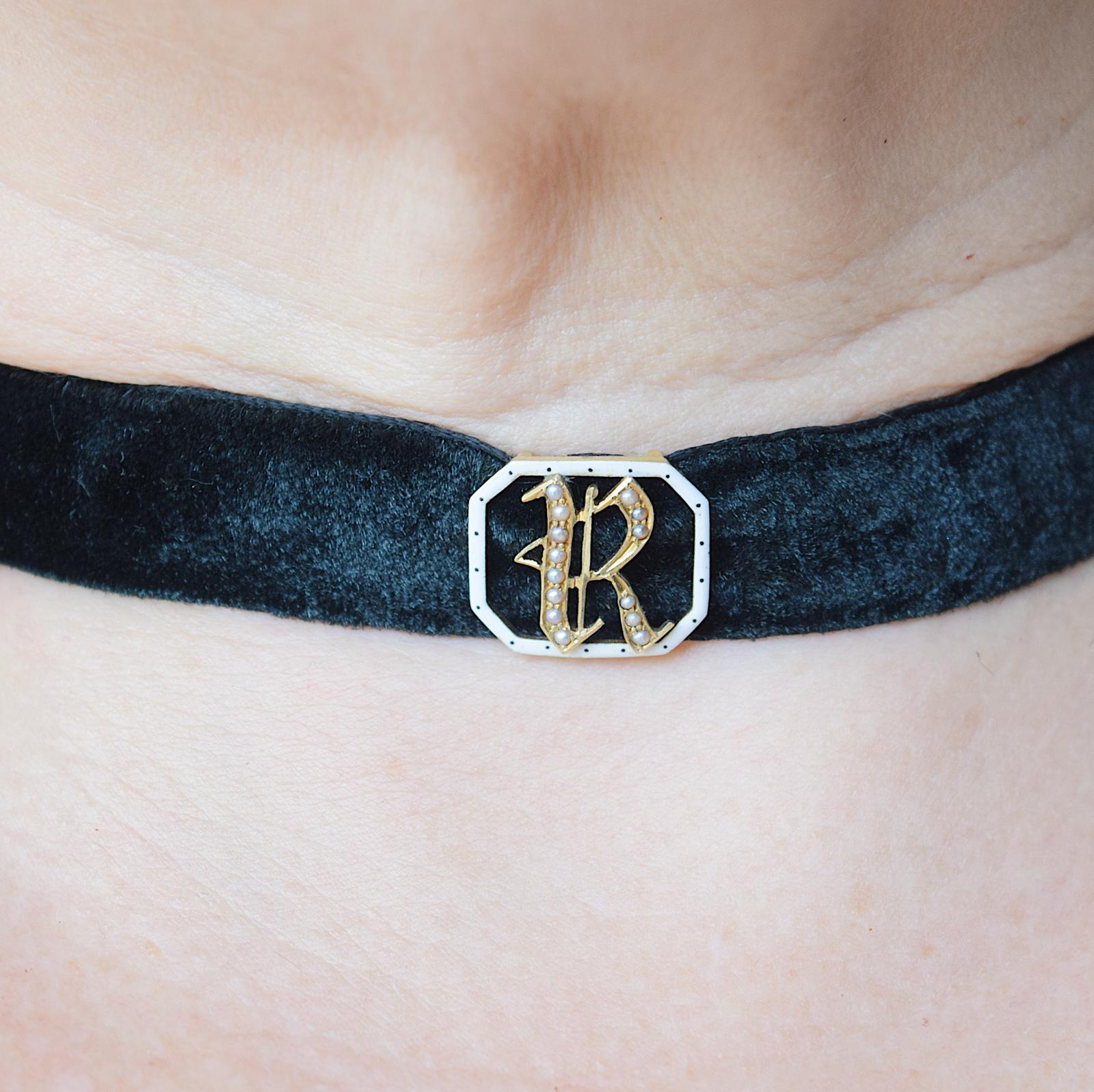 צ'וקר ויקטוריאני מקטיפה עם האות "R" בזהב 9 k משובצת בפניני ים ומוקפת באמייל.