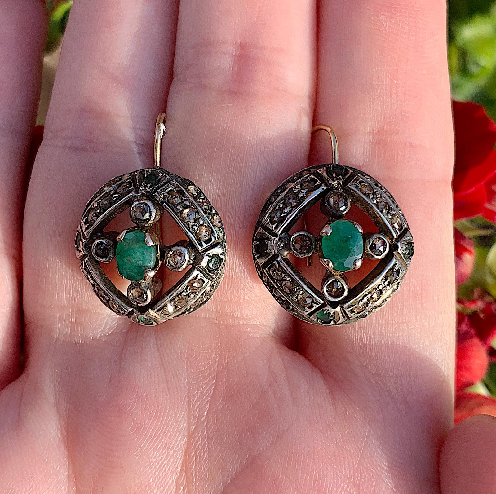 עגילים עתיקים גדולים עם אבני אמרלד ויהלומים.