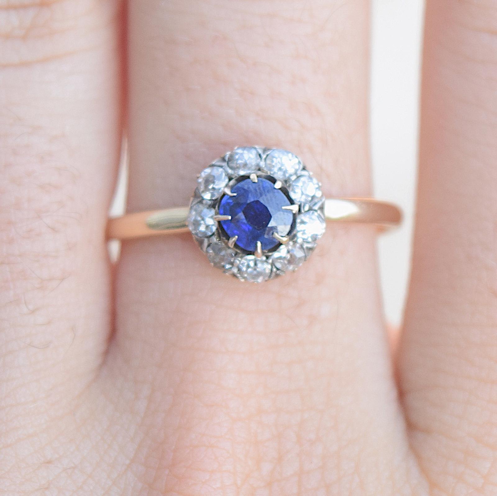 טבעת ויקטוריאנית, זהב וכסף עם ספיר ויהלומים.