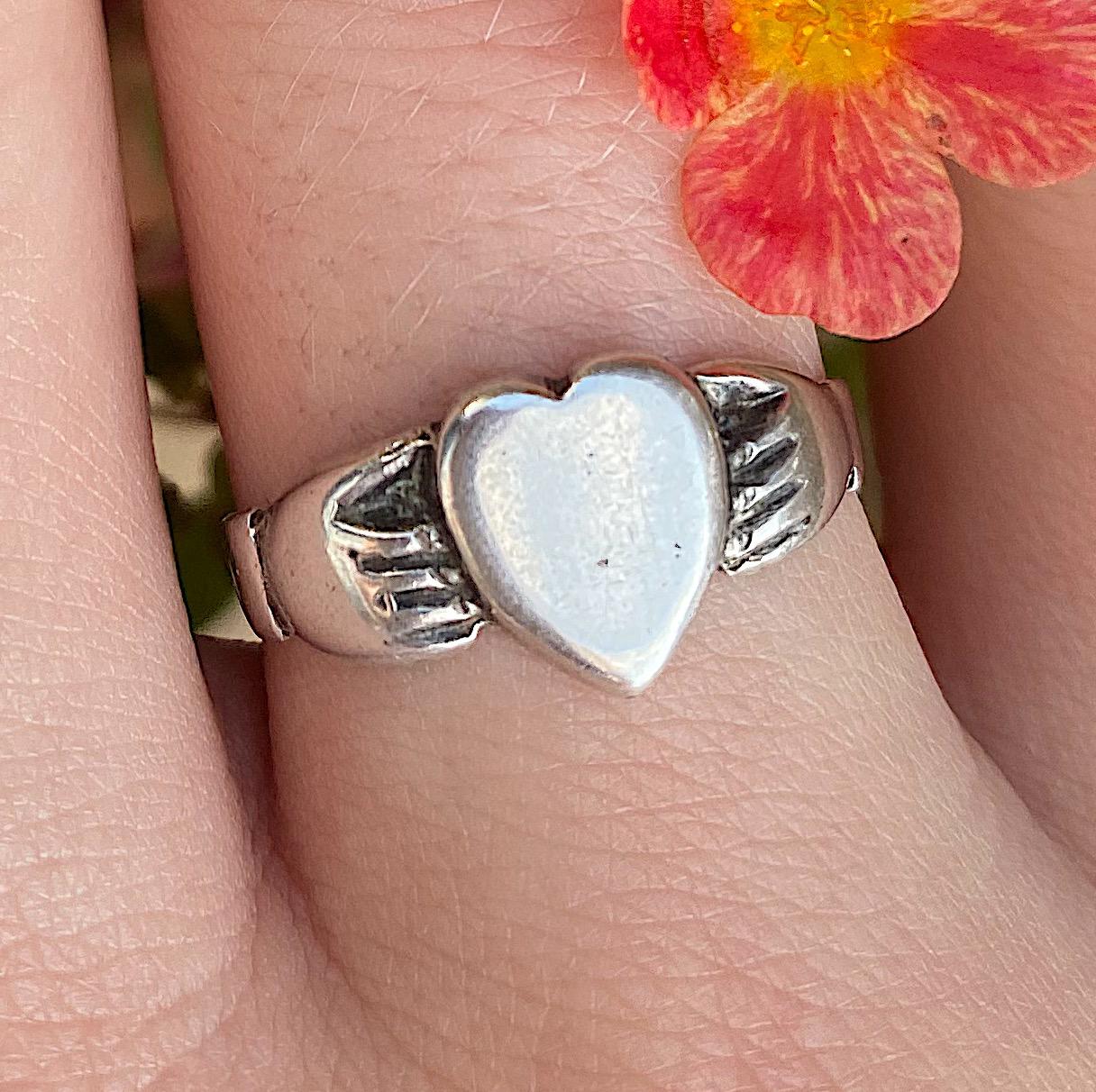 טבעת חברות ואהבה מכסף, חתומה .