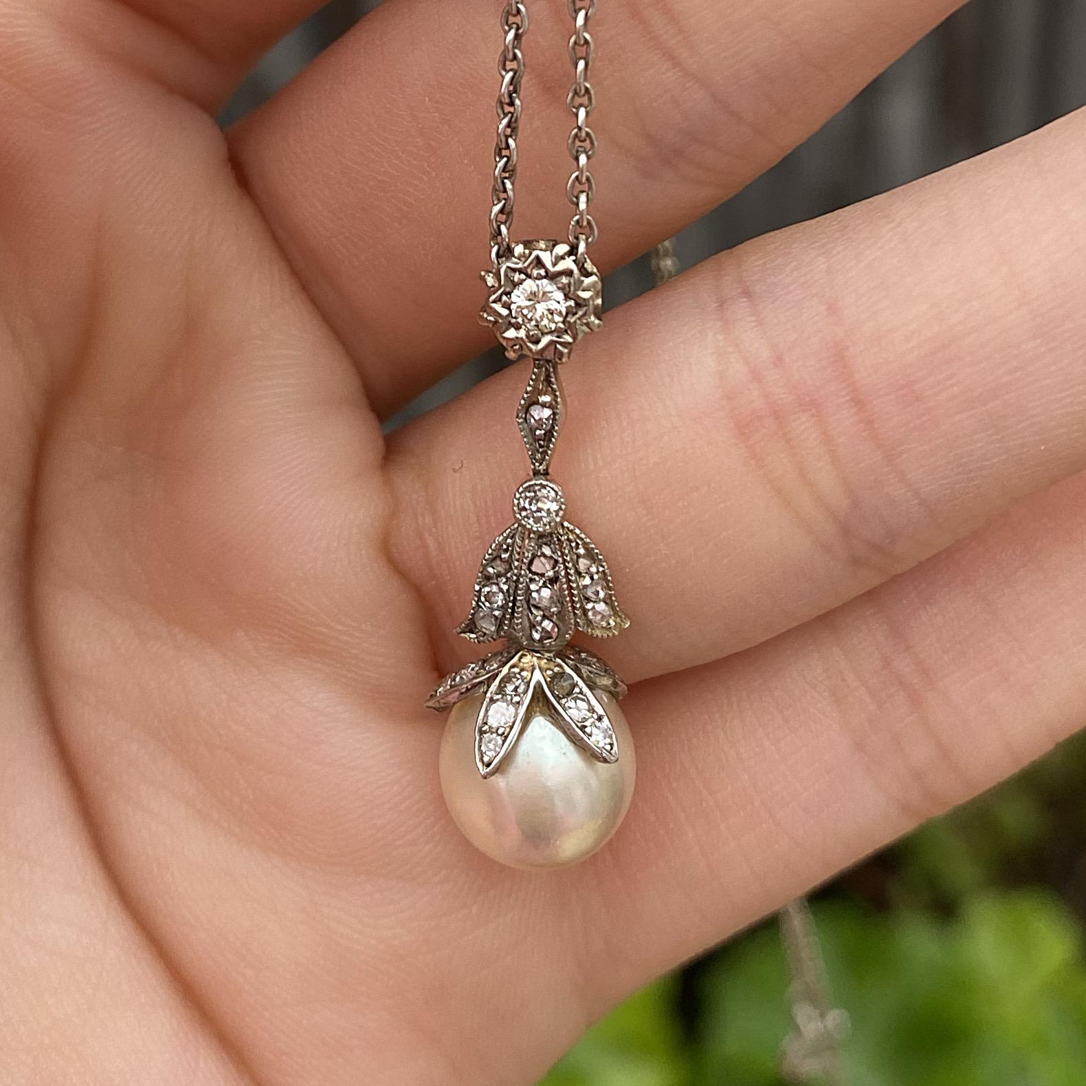 לאוואליר עתיק מזהב וכסף בצורת "פליר דה ליס" עם יהלומים קטנים ופנינה תלויה. שרשרת כסף.