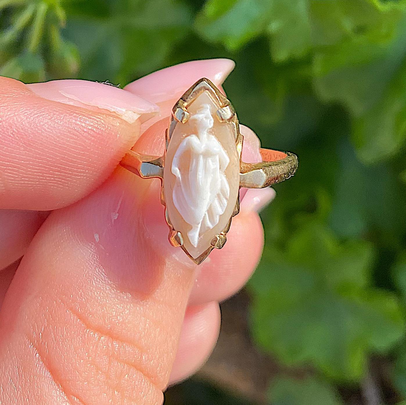 טבעת מרקיזה עתיקה מזהב עם קמאו יפהיפה.