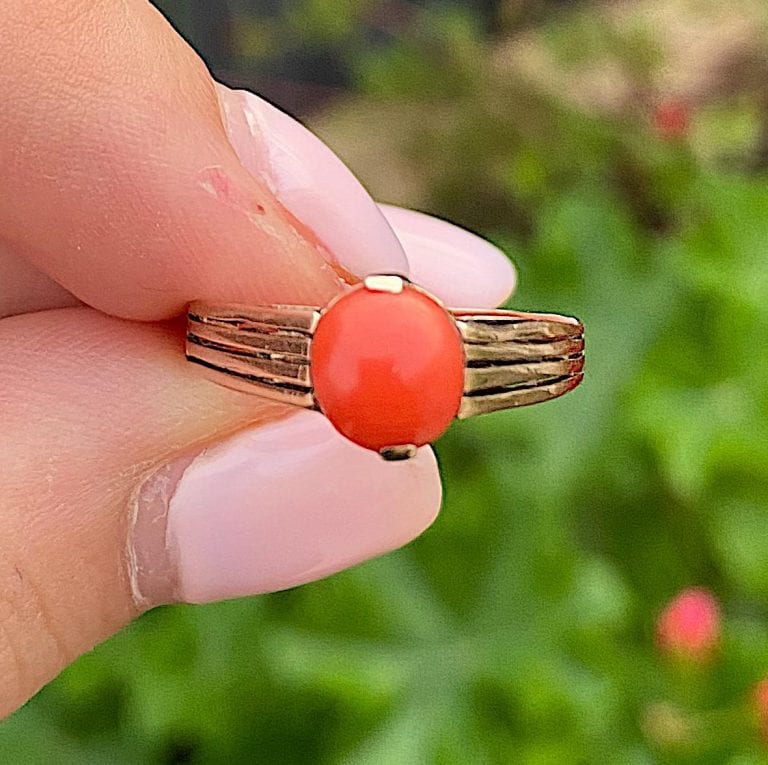 טבעת עתיקה, זהב אדום יפהיפה 14k, חישוק בצורת split shoulder ואבן קורל. 2200 ש"ח.