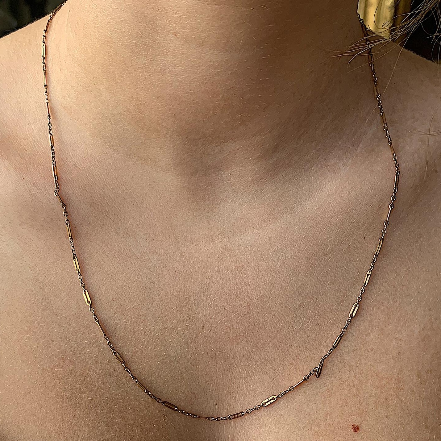 שרשרת עתיקה מזהב עם חוליות בצורת ווים .