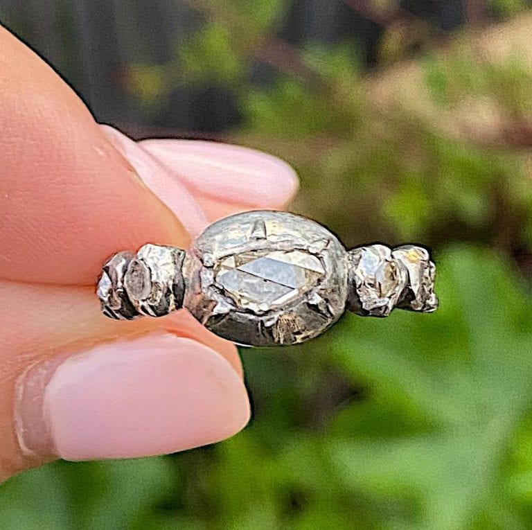 טבעת half eternityעתיקה, זהב 14k וכסף עם יהלומים בליטוש עתיק ובשיבוץ בגב סגור. מרהיבה. 4900 ש"ח.