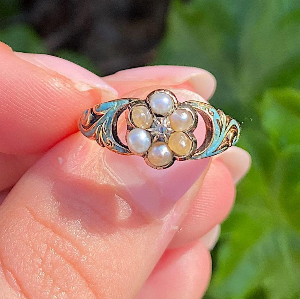 טבעת קלסטר ויקטוריאנית, זהב 9k לפחות, עם פנינים יהלום ואמייל תכלת מרהיב. 1900 ש"ח.