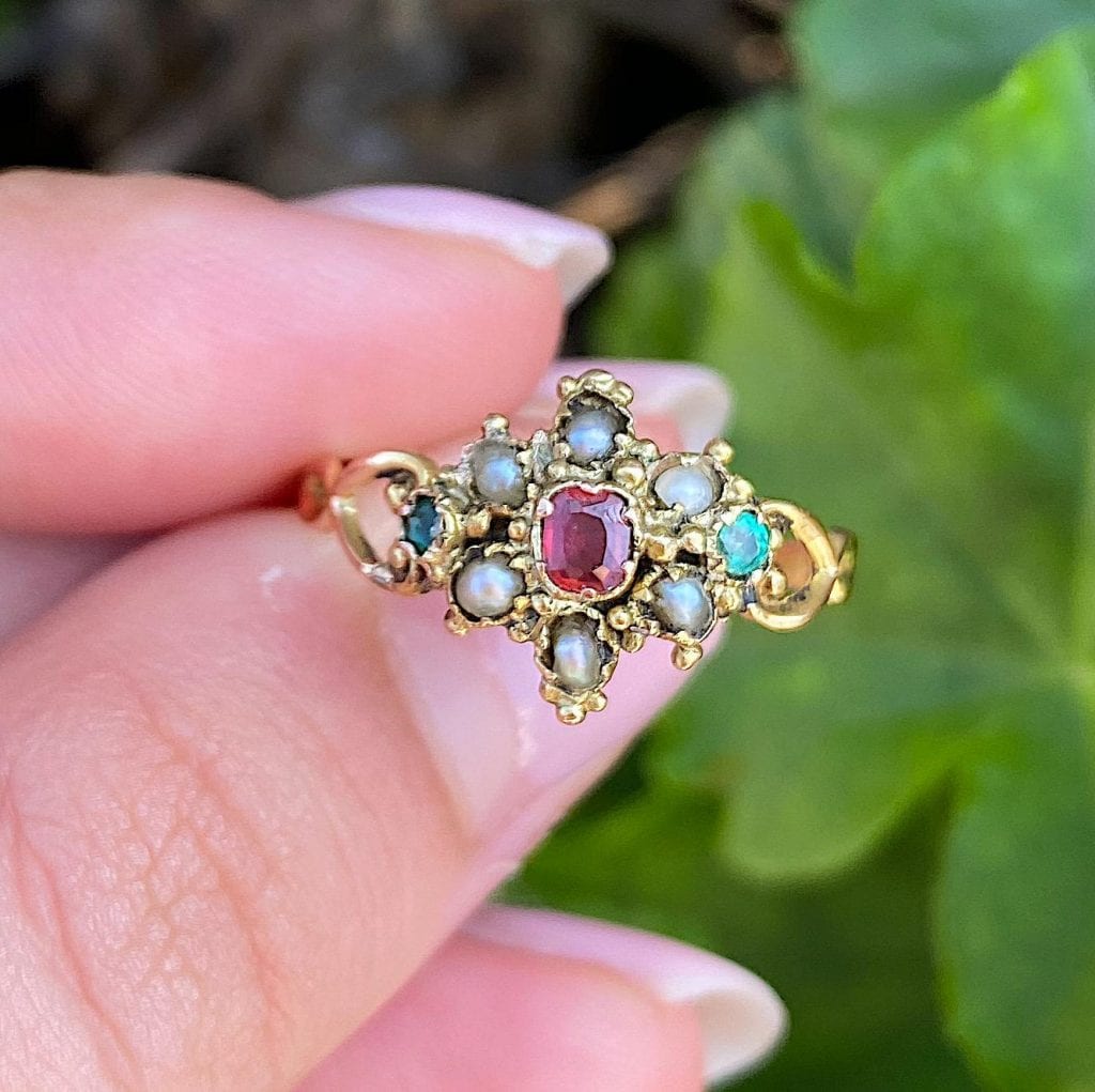 טבעת ויקטוריאנית , אנגלית, זהב 9k, עם צבעים מרהיבים של רובי, אמרלד ופניני ים. 2200 ש"ח.