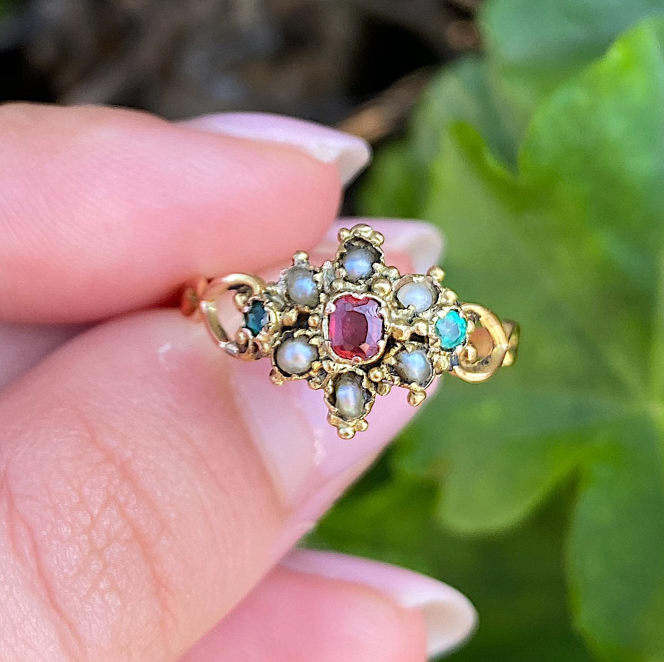 טבעת עתיקה אנגלית מזהב, עם  רובי, אמרלד ופניני ים.