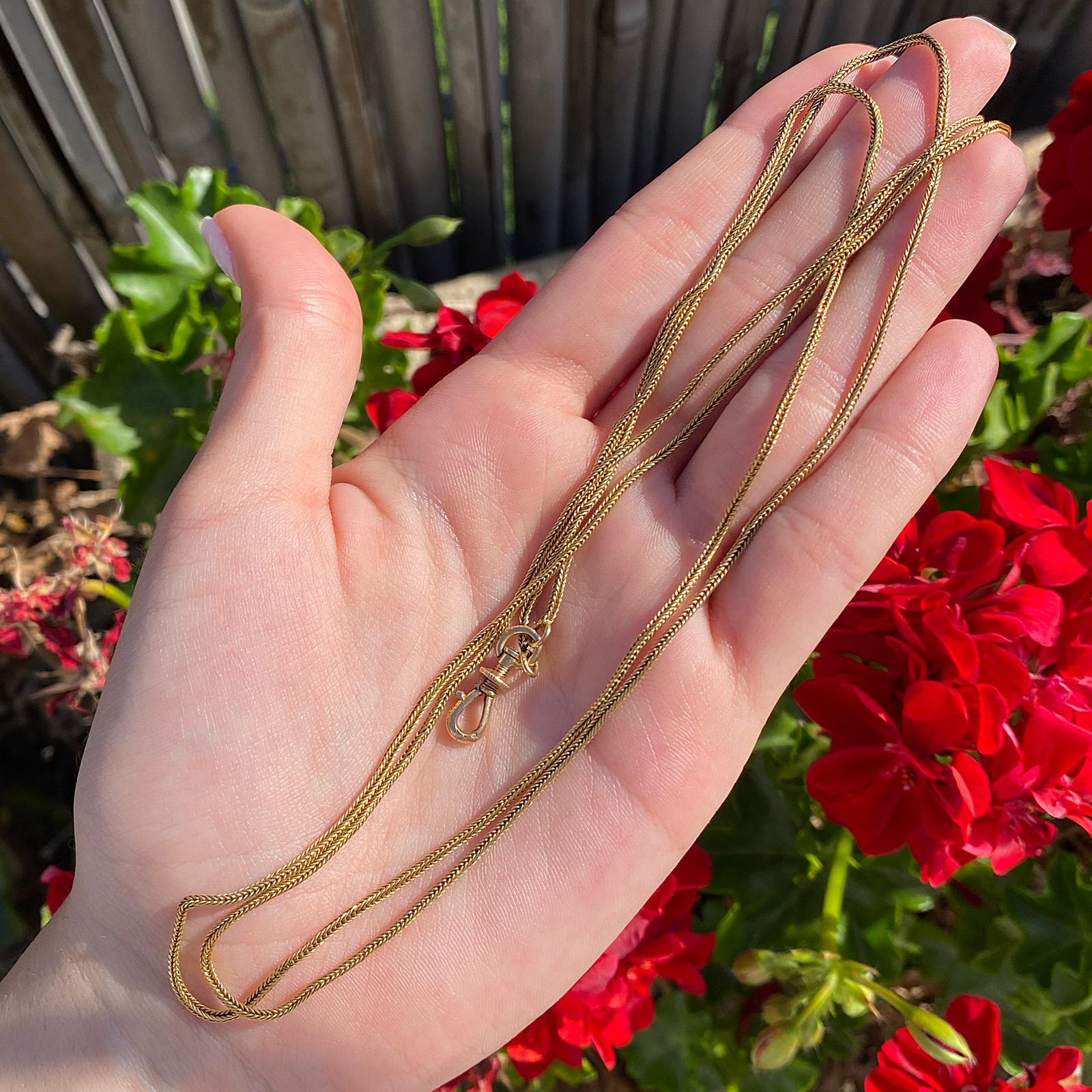 שרשרת עתיקה ארוכה מזהב .