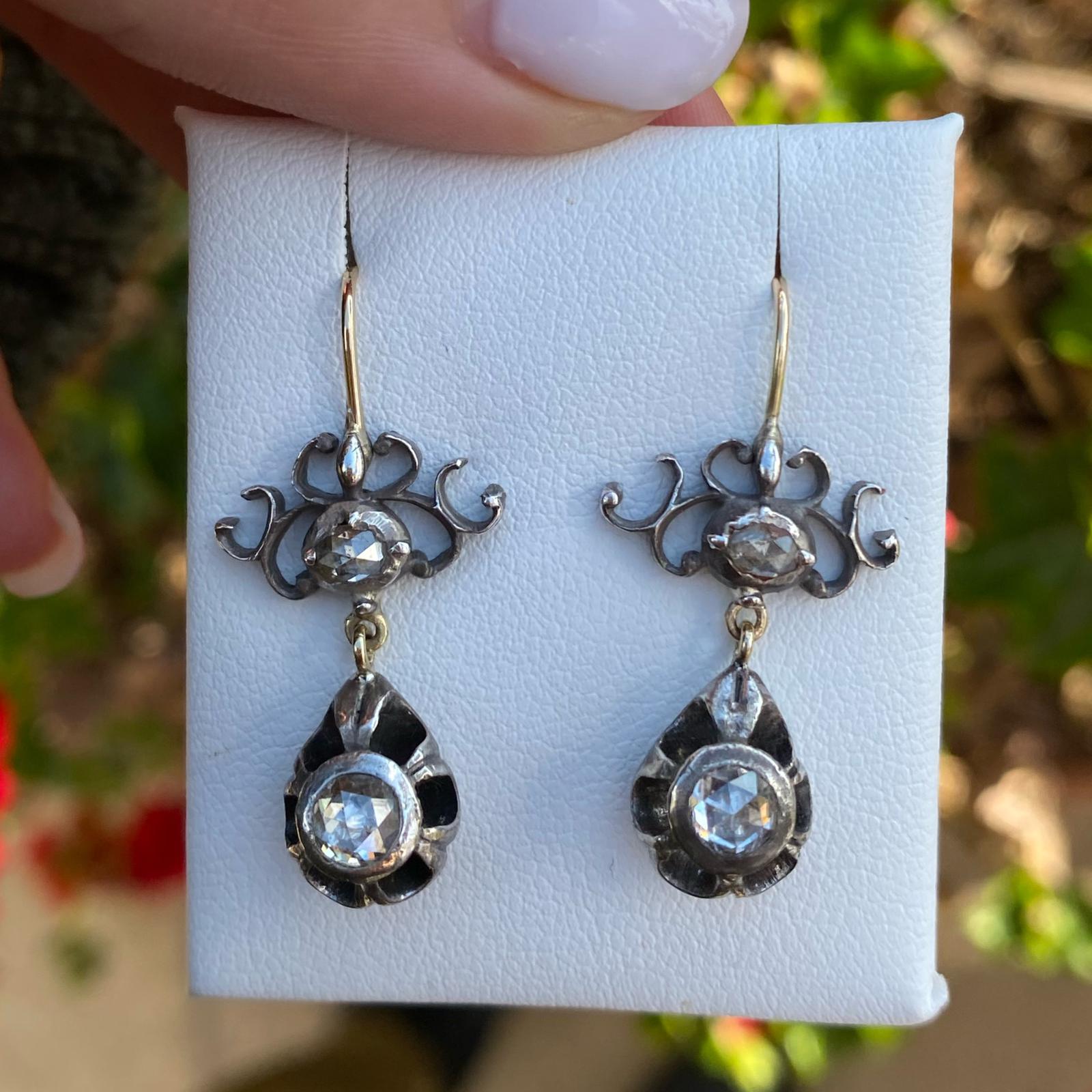 עגילים עתיקים עם 2 יהלומים בגב סגור.