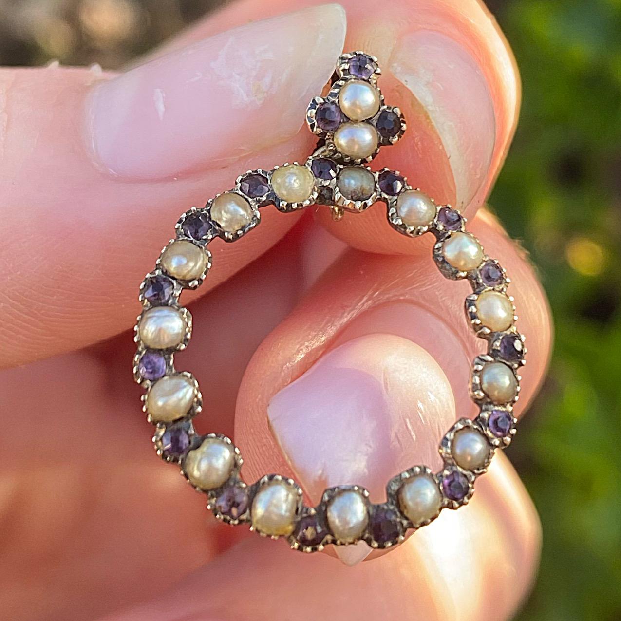 תליון ג'ורג'יאני עתיק עם אבני אמטיסט ופנינים.