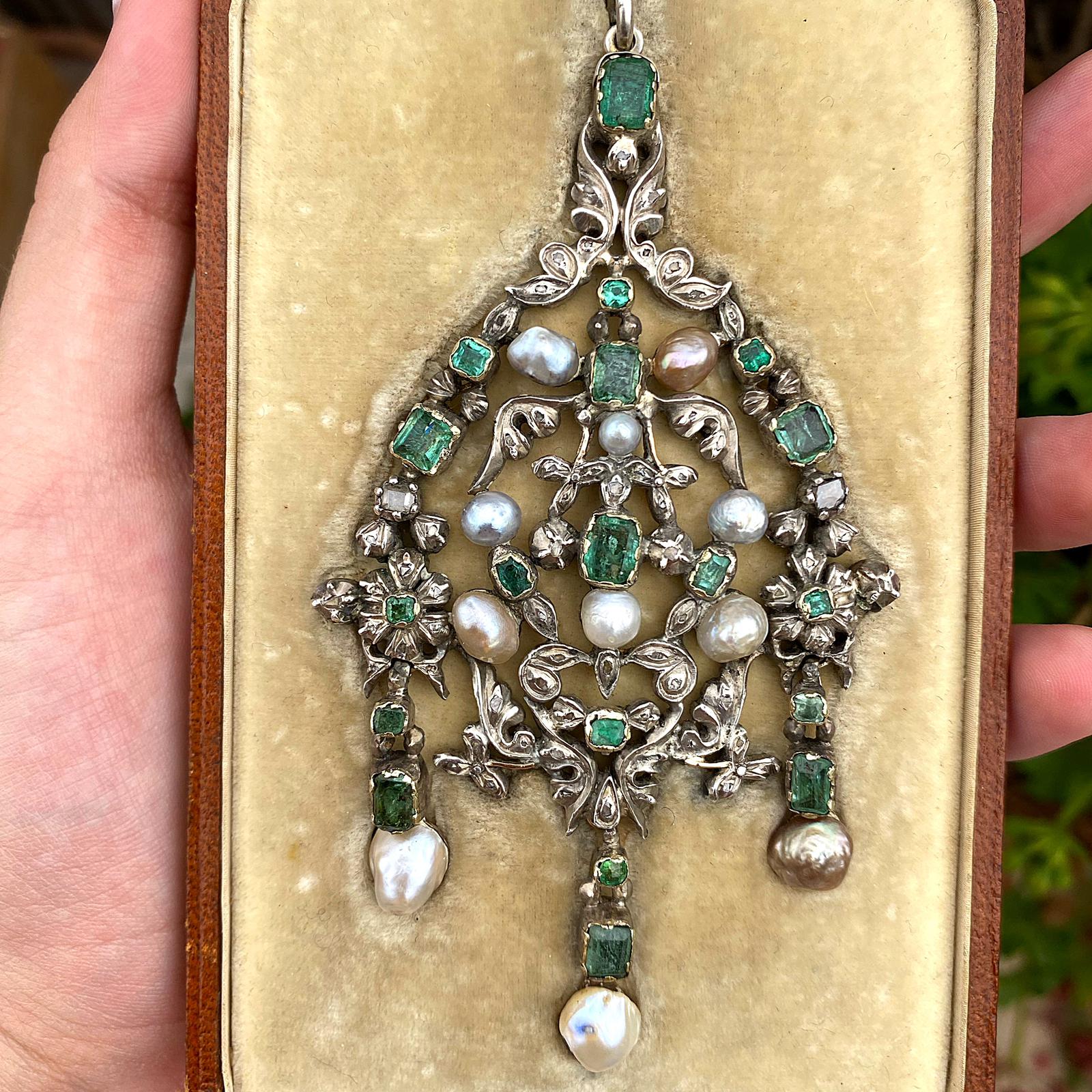 תליון ג'ורג'יאני גדול מכסף וזהב, עם אבני אמרלד, יהלומים ופנינים.