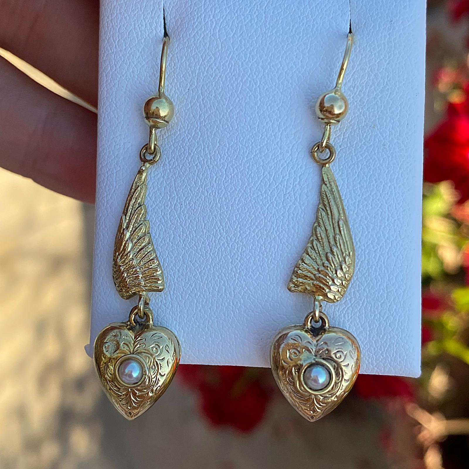 עגילים אהבה עתיקים מזהב עם כנפי מלאכים לב ופנינה.