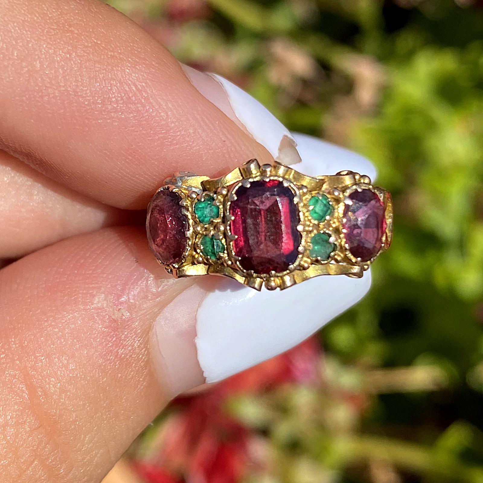 טבעת עתיקה זהב 15k עם אבני טורמלין ורודות וירוקות.
