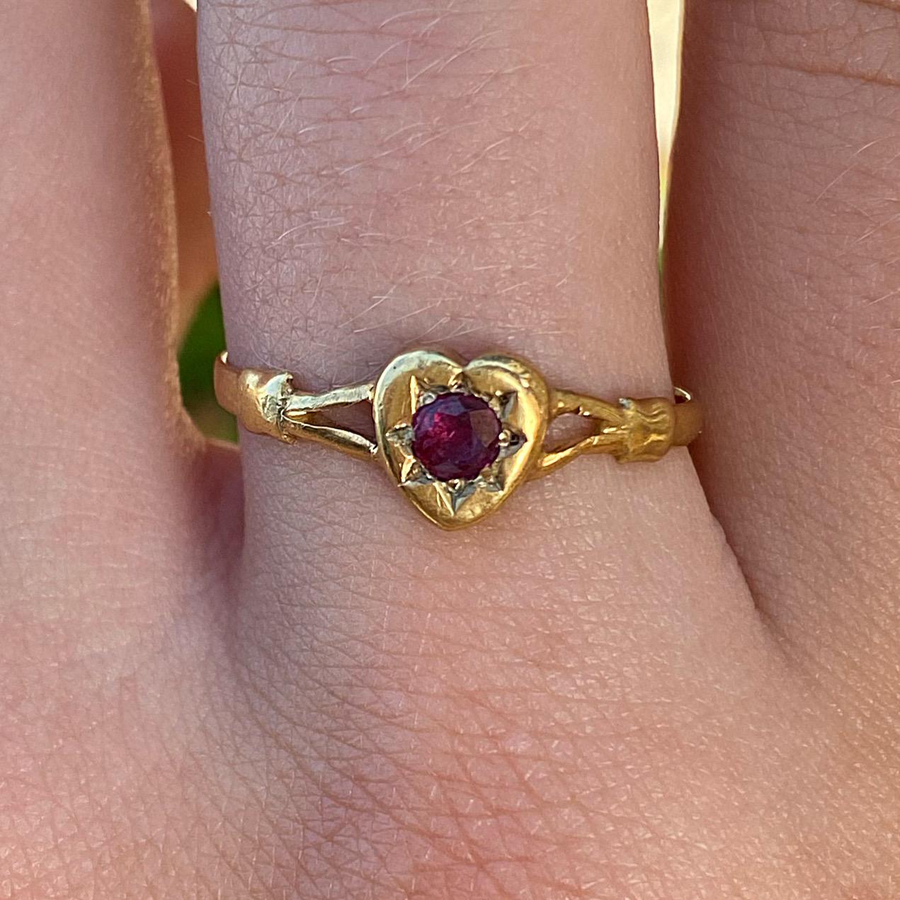 טבעת אנגלית עתיקה חתומה זהב 9k עם לב גרנט.