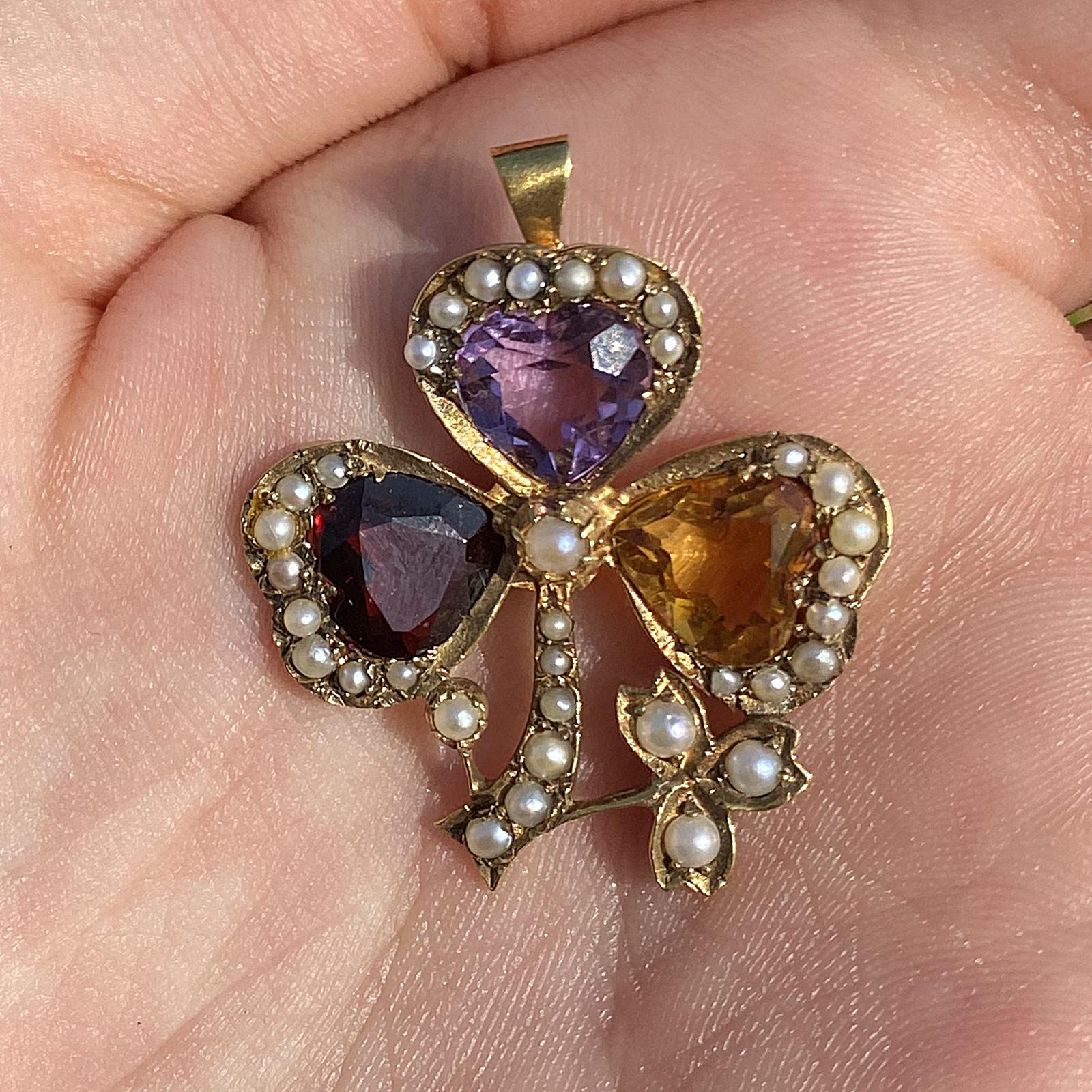 תליון זהב עתיק עם 3 עלי תלתן  המשובצים באמטיסט, גרנט, ציטרין ופנינים.