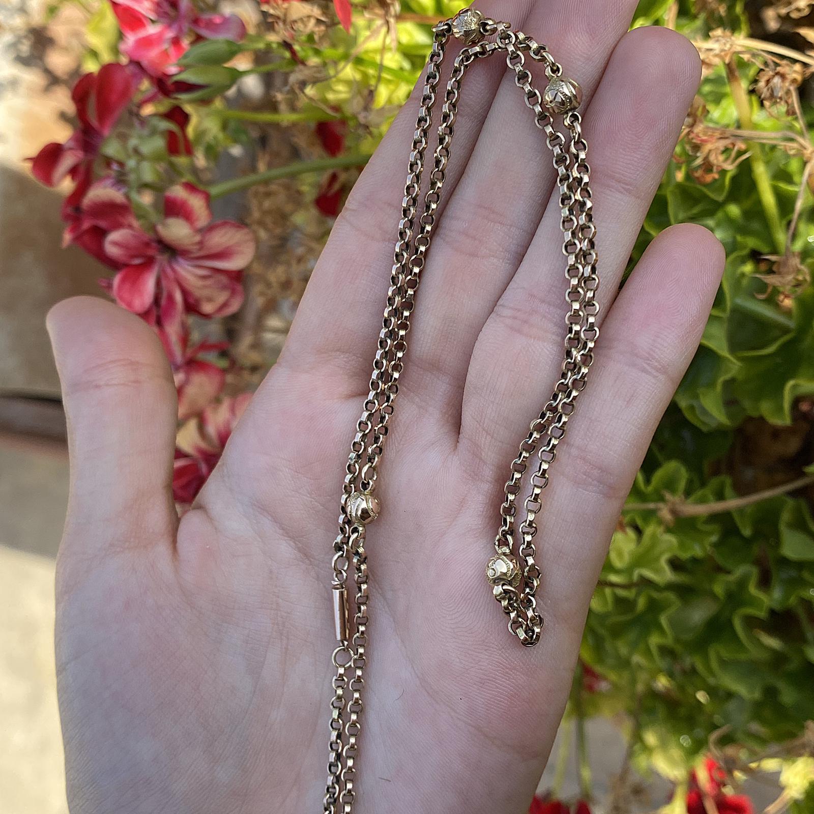 שרשרת עתיקה מזהב עם כדורים.