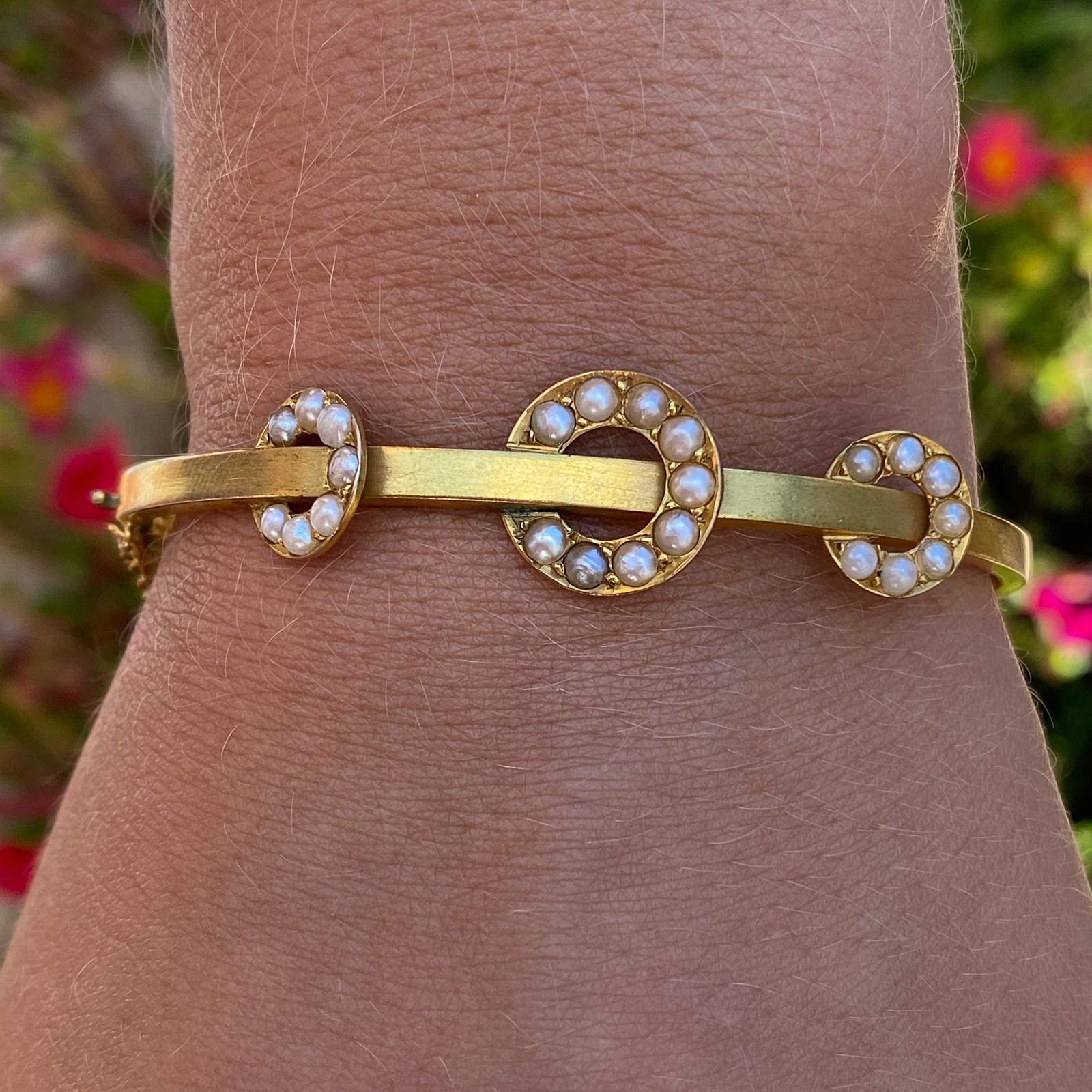 צמיד קשיח עתיק  מזהב עם פנינים ב 3 עיגולים.