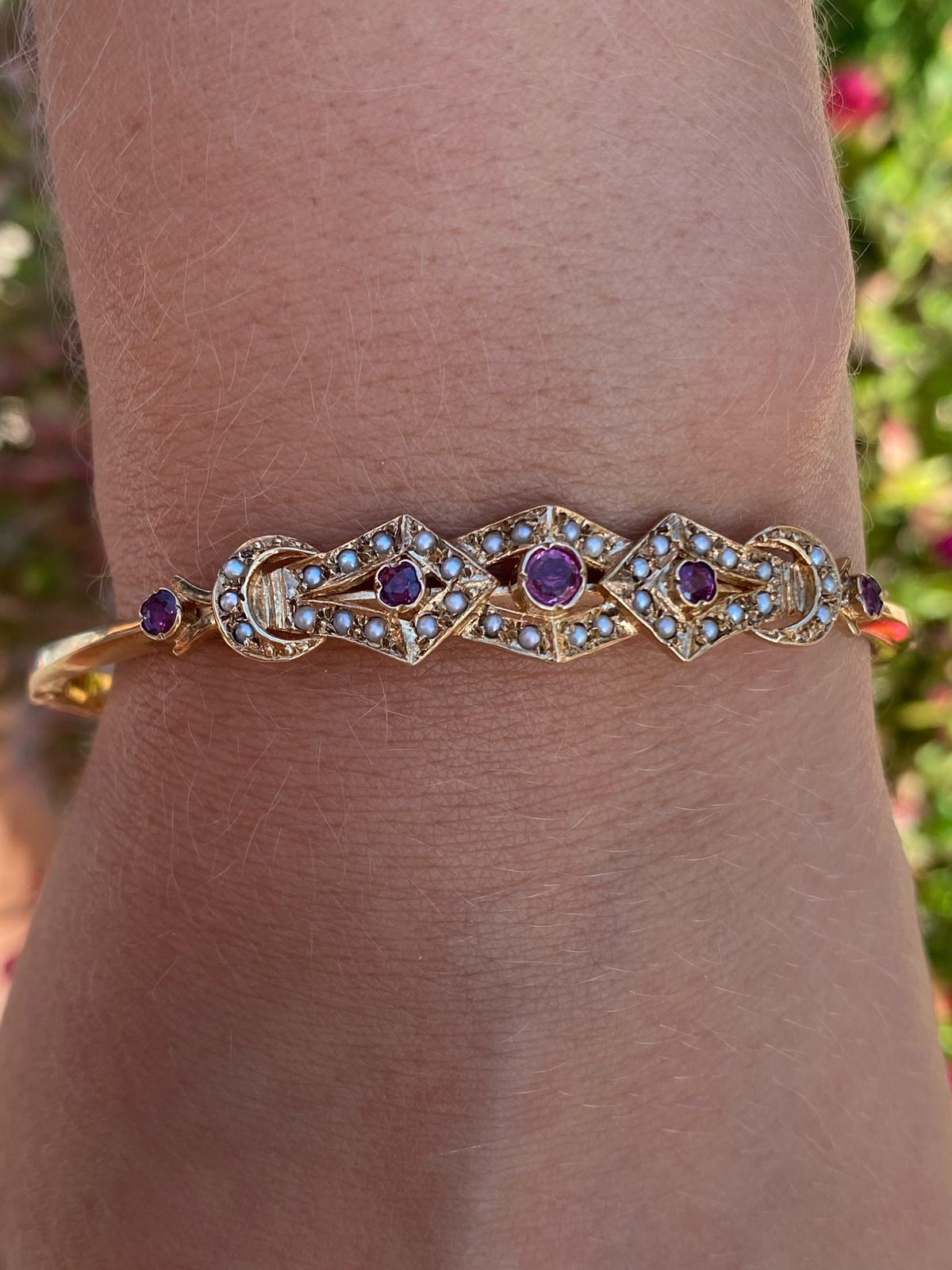 צמיד קשיח זהב 9k עם רובינים ופניני ים.