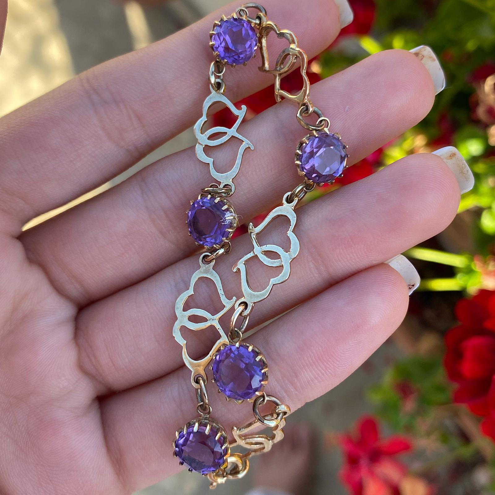 צמיד אהבה, זהב 9k עם אבני אמטיסט ולבבות.