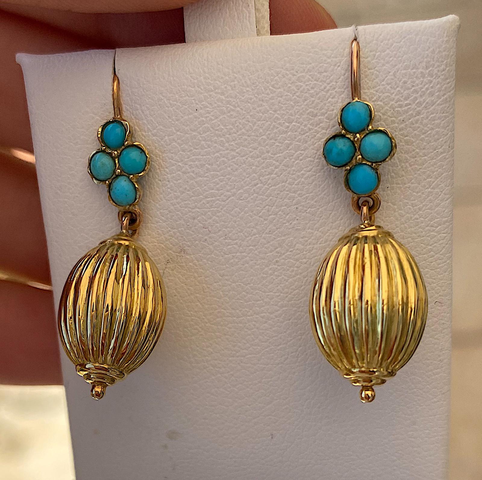 עגילים ויקטוריאנים מזהב עם טורקיזים וכדור.