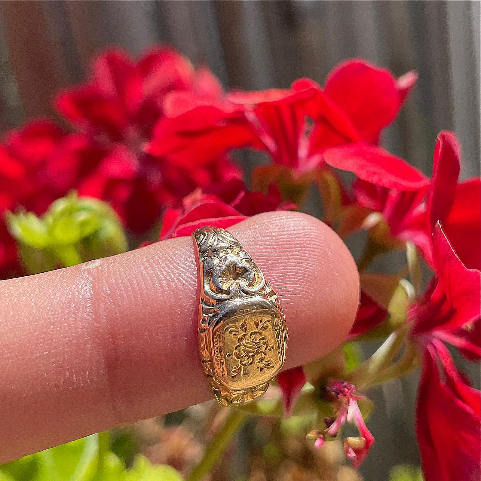טבעת חותם צרפתית עתיקה מעוטרת. 2200 ש