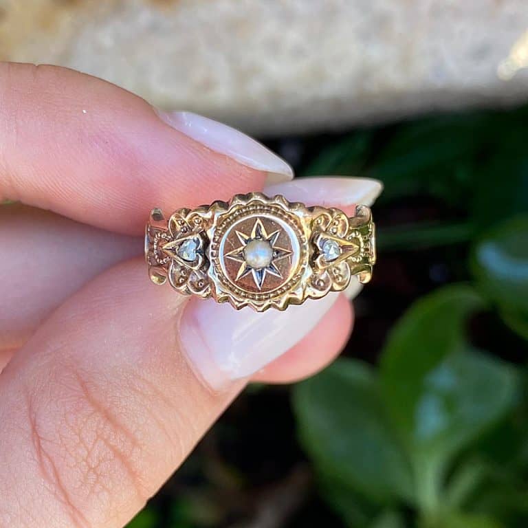 טבעת ג'יפסי יפהיפה עתיקה, זהב אדום 15k עם פנינה ושני יהלומים קטנטנים. 2600 ש"ח.עיטורים על החישוק