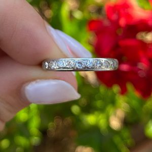 טבעת אהבה חצי איטרניטי עתיקה יפהיפיה, זהב 18k עם יהלומים קטנים בצידה הקדמי. הקדשה משנת 1936בתוך החישוק. 3500 ש"ח..
