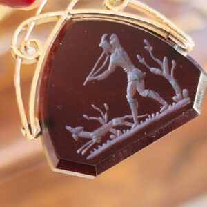 תליון פוב זהב סצנה