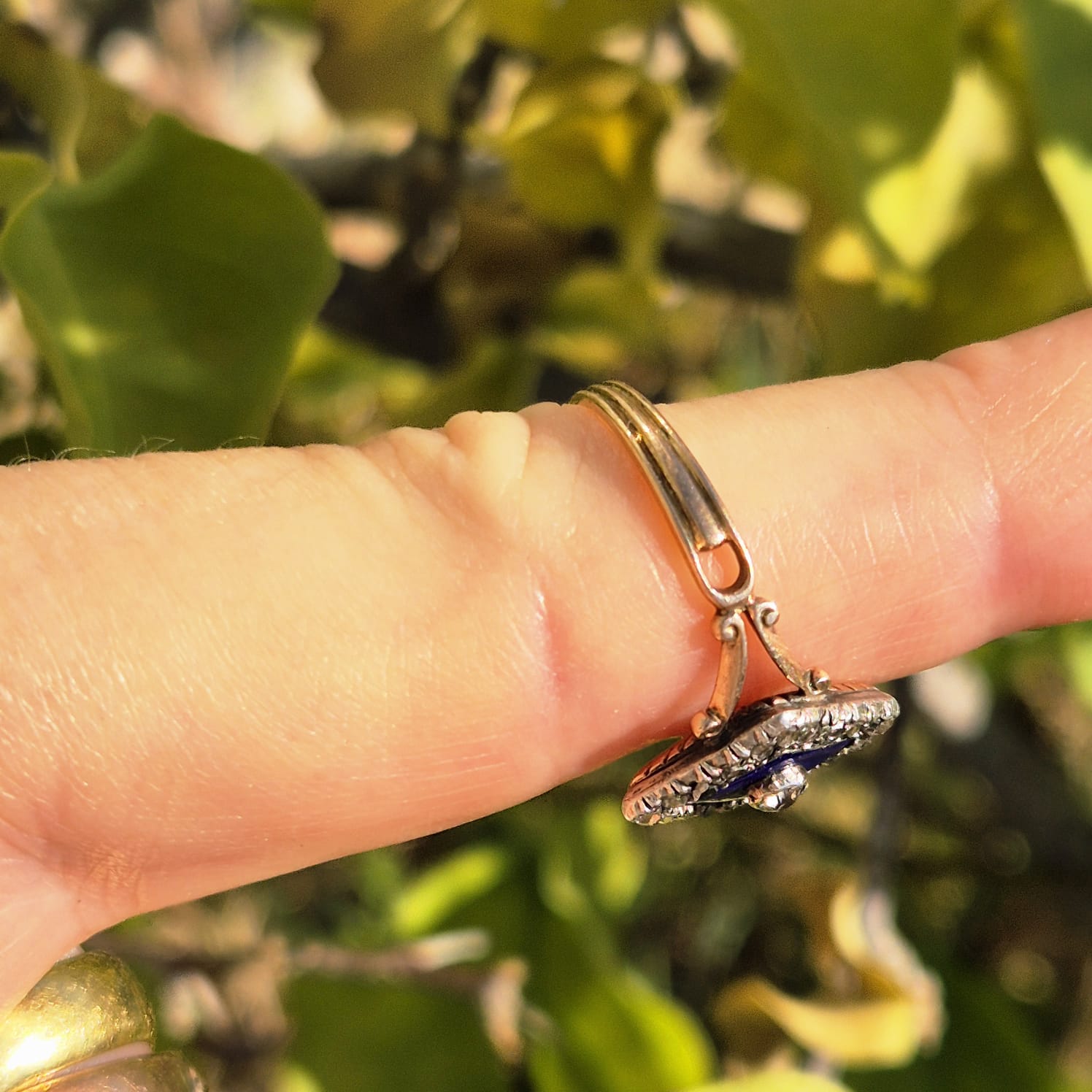 טבעת ג'ורג'יאנית אמייל כחול יהלומים – תמונה 4