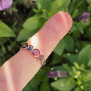 טבעת ג’ורג’יאנית עתיקה מזהב עם גרנטים ועיטורים