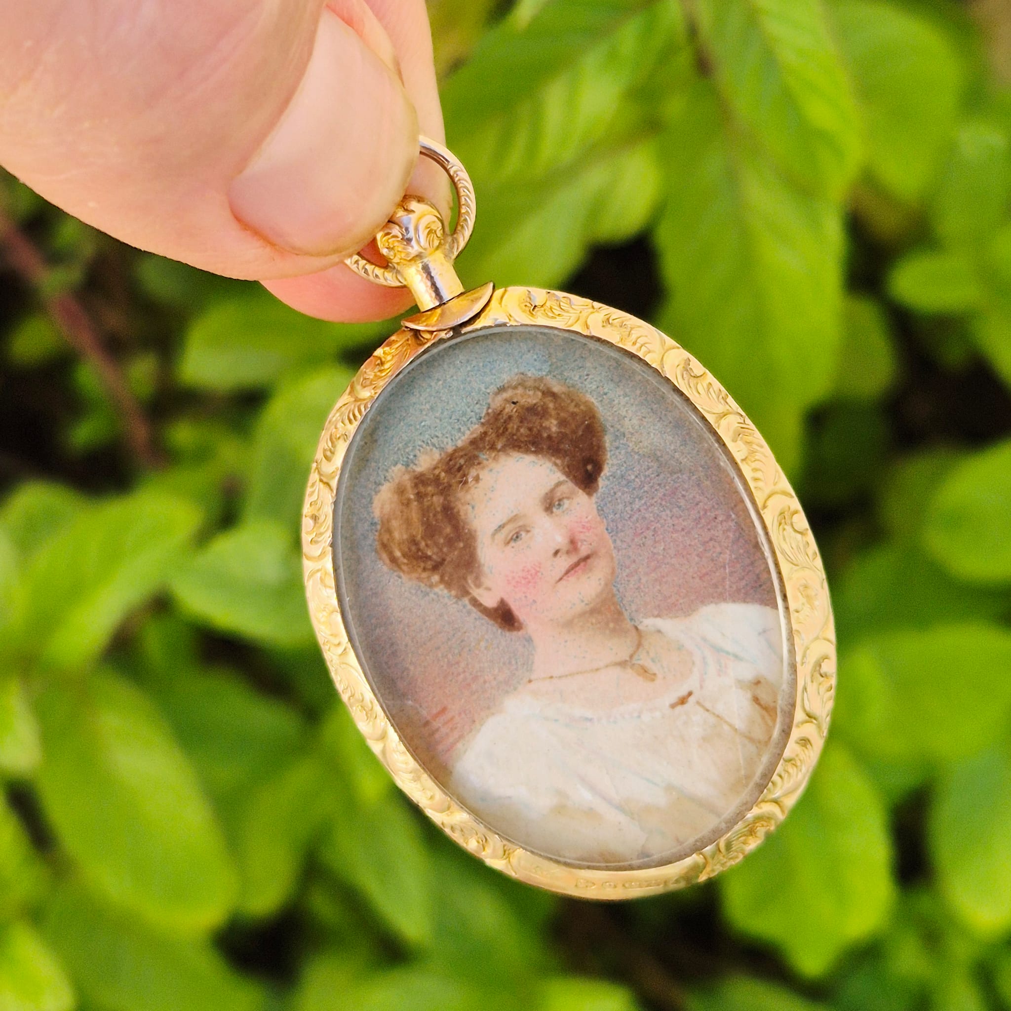 לוקט זהב אנגלי עם ציורי נשים ענודות תכשיטים – תמונה 2